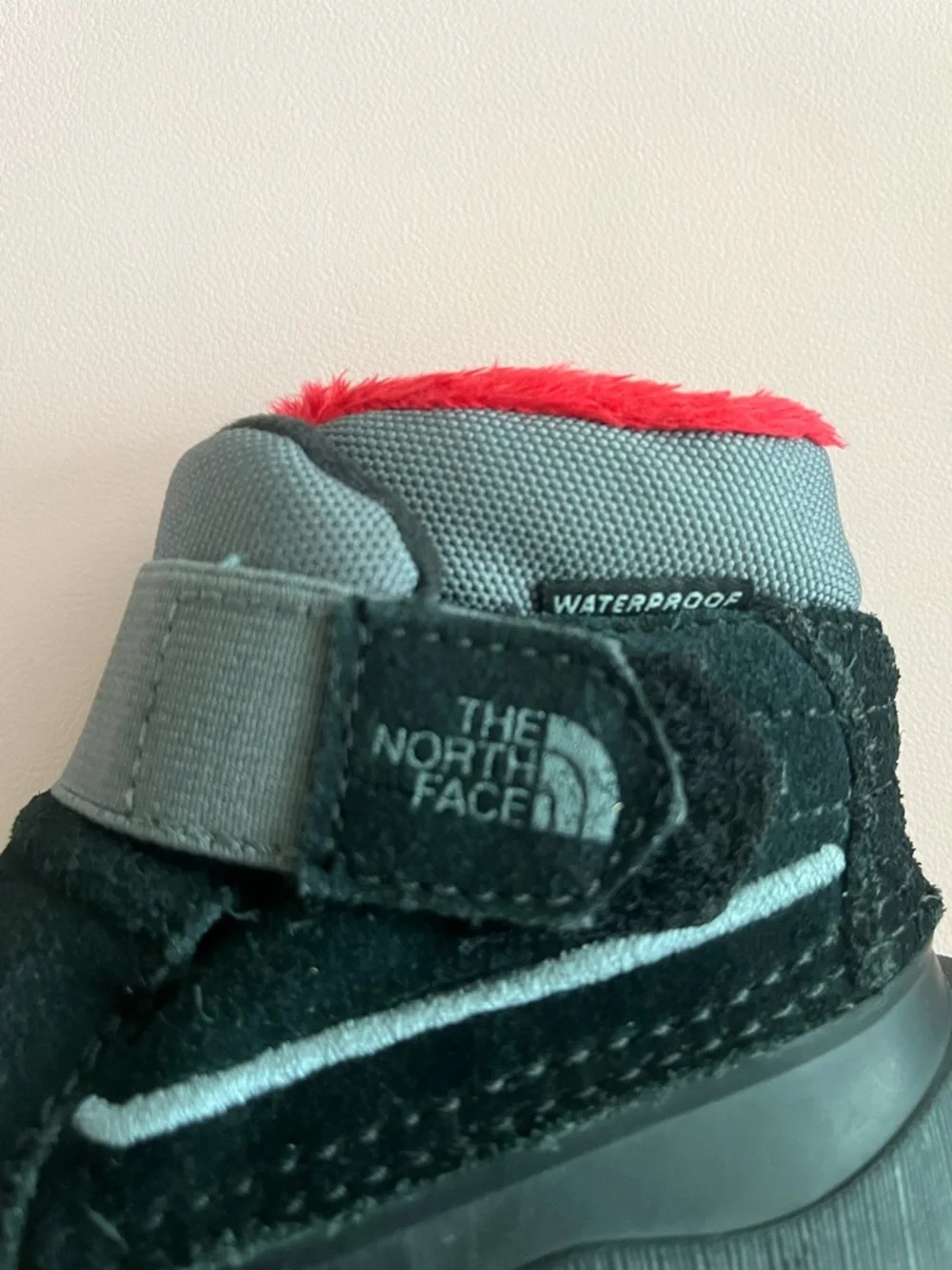 The North Face Toddler Black & Gray Winter Snow Boots with Red Faux-Fur Lining 6